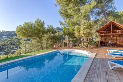 Image de Villa avec jardin paradisiaque et piscine partagée vue mer
