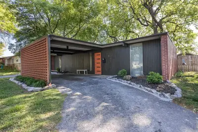 Image de Retro Vibes | Mid-Century Gem in Springfield