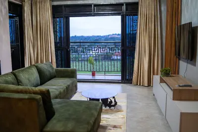 Image de Cozy Lake View Apartment.