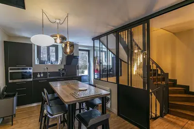 Image de Maison spacieuse au centre de Cauterets, avec terrasse, garage, et proche commodités et télécabines.