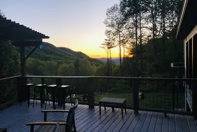 Image de Above Asheville! Only 12 miles from Asheville but a world away!