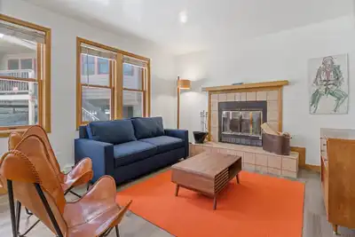 Image de Updated Modern In-Town Condo | Pool | Hot Tub