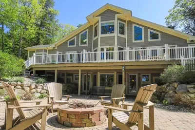 Image de ** July Special ** Stunning and spacious waterfront home on Raymond Pond
