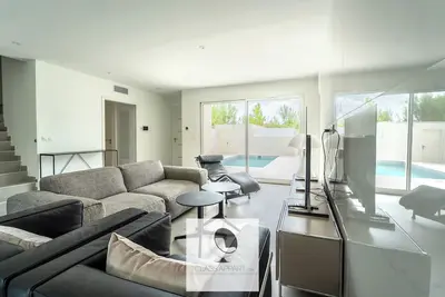 Image de Villa climatisée avec piscine et stationnements