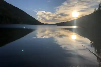 Image de Large Lakefront Home w Private Dock  & picturesque Mountain Views on Jewel Lake!