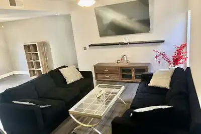 Image de Spacious 4 bd, comes pool/table tennis/pool table. Near outlets and malls!