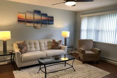 Image de Tis' Time Getaway. Just a few blocks from beautiful Lake Erie!