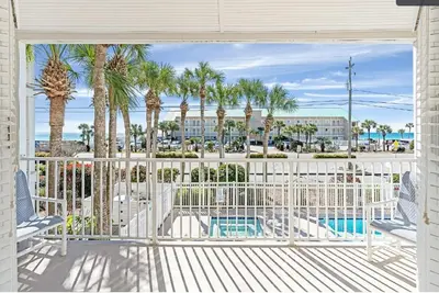 Image de Gorgeous views, sleeps 6, clean, less than 100 steps to beach access.
