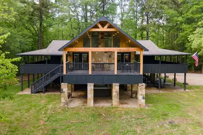 Image de Black Bear Lodge 🐻 5 Private Acres + Hot Tub + Fishing + Games