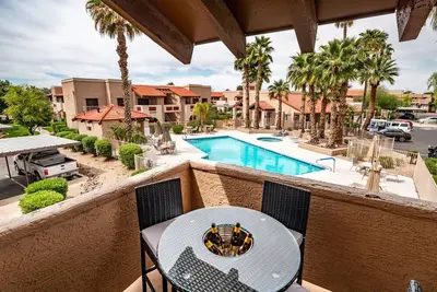 Image de Safe 2br Condo Steps Away From Banner Hospital and Heated Pool