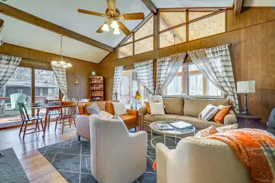 Image de Cozy Pocono Lake Cottage w/ Fire Pit + Ping Pong!