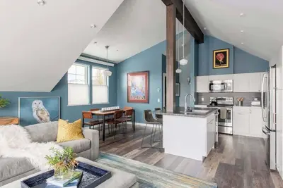 Mountain Modern - Walk to everything (sleeps 8)