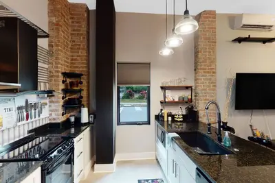 Image de New industrial style micro-loft in a quiet neighborhood and walkable to Fun!