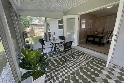 Image de Perfectly furnished delightful modern retreat! (Theatre room, Backyard for dogs)