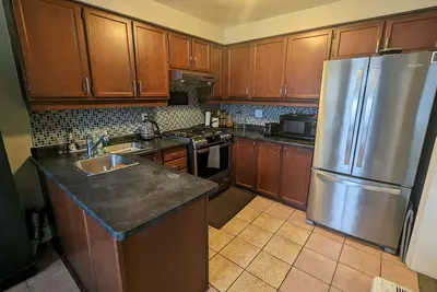 Image de Very close to Highway 410 (2 min. drive) & Bramalea City Center (7 min. drive)