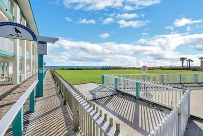 Image de Sun-Daze | Renovated 3bed Home & Walk To Beach!