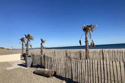Image de Studio rénové en rez-de-jardin, terrasse et plage à 3 min à pied