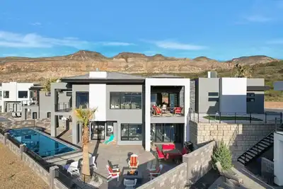 Image de Contemporary Lux ~ Private Poo&Spa  Scenic Golf