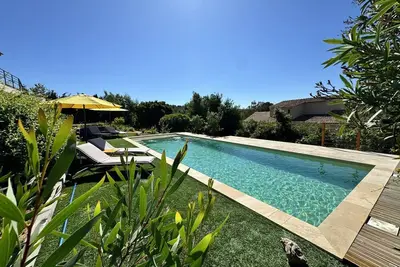 Image de Villa de Luxe Rénovée avec Piscine, 4 Chambres, à 5 Minutes de la Plage