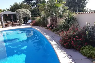 Image de Appartement dans villa avec piscine et jardin privatisés
