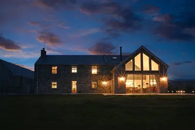 Image de Luxury hunting lodge with hot tub on stunning Scottish estate