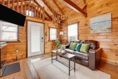 Image de Cozy Lakeview Cabin, Pet Friendly, Near Wineries and Geneva-on-the-Lake