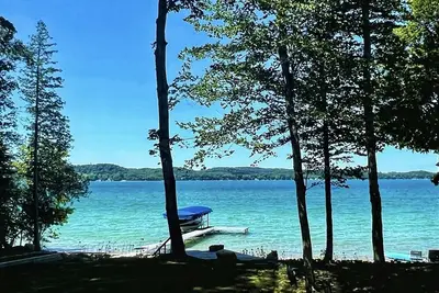 Updated Torch Lake Home 5bd/3ba w/ Priv Beach