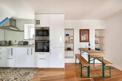 Image de Discover Lisbon's Charm: Cozy, Renovated, Pet-Friendly 2br with A/C