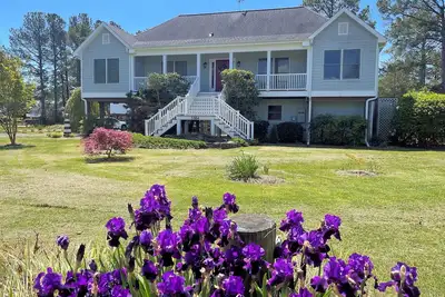 Image de PonyTime - 4br Waterfront home in Oyster Bay. Dock, decks, Hot Tub, No Linens