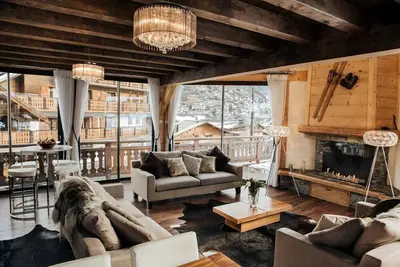 Image de Spacious Chalet with private hot tub and pool table!