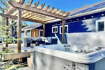 Image de Modern\/Rustic Home on 8 Acres forest *Hot Tub*