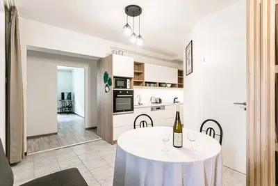 Image de Appartement de vacances au centre-ville, rez-de-chaussée, avec une petite terrasse avant