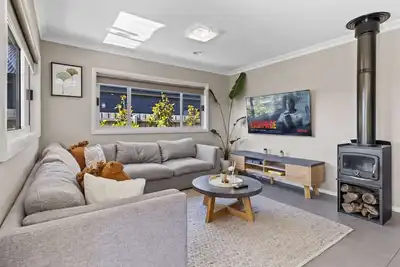 Image de Spacious w/ King Bed & Games Rooms, Walk to Cafe's and Shops