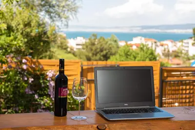 Grand Seaview Retreat - walk to the beach