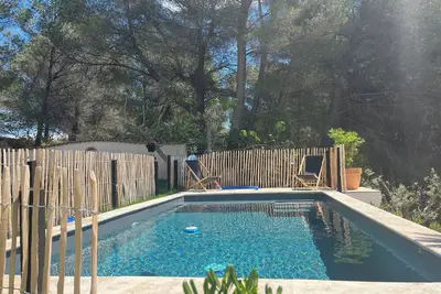 Image de Maison avec jardin en terrasse et piscine