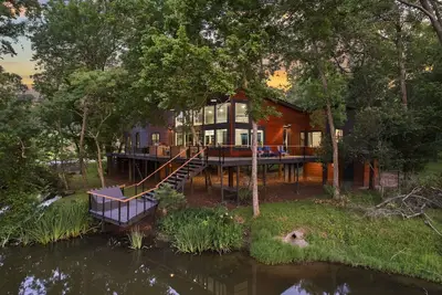 Image de Lux Modern \"Treehouse\" on Private Lake - Gameroom, Kayaks, Bunkhouse, more!