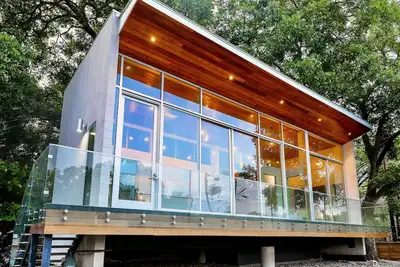 Image de Downtown - 2 miles away - Grocery/Restaurants - 1 minute away