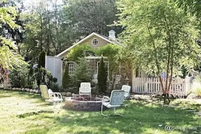 Charming New Buffalo Cottage