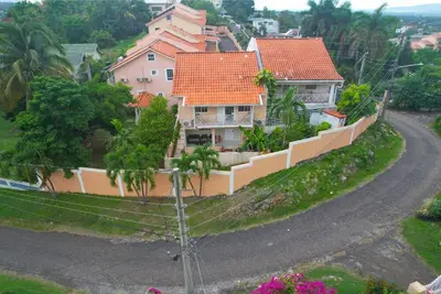 Beautiful Townhouse in Gated Kingstons Haven