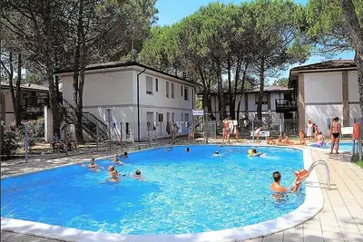 Image de Villetta a schiera con piscina nella pineta