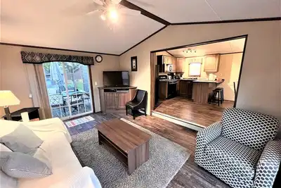 Image de Resort near wineries, river, trails! Large Pool!