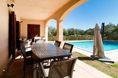 Image de Superbe maison avec grande piscine privée et jardin