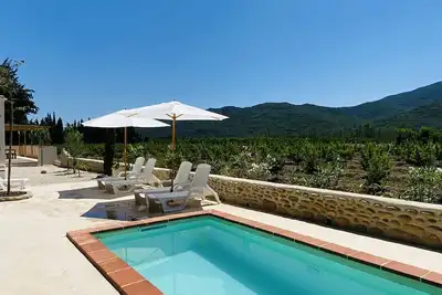 Image de Mas typique au milieu des vergers avec piscine