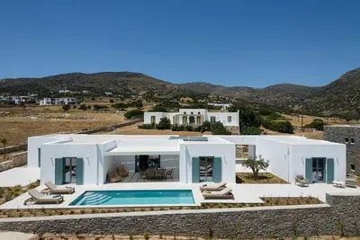 Image de Villa White with Modern Design and Swimming Pool