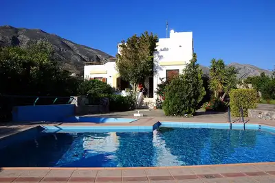 Image de Villa Thymari. \nCosy 3-bedroom Villa with lush gardens, beautiful view