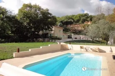 Image de Beautiful period villa with pool and modern amenities. 10 mins walk from village