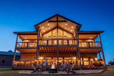 Image de Sugar Tree Chalet - New build, stunning mountain views and chic decor!