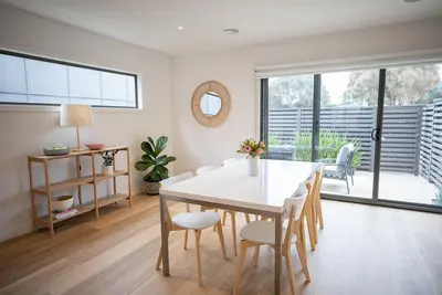 2 Bedroom Townhouse With 2 Bathrooms - 10 min Walk to Beach & Golf