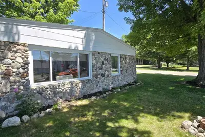 Image de Stone Cottage on Portage Lake with Private Dock