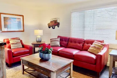 Image de Downtown Cozy Home Base - Purple Sage 2